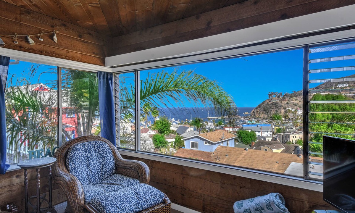 Avalon House | Cozy 2 Bedroom Home with GOLF CART, Stunning View, Balcony, Grill, Wifi - 124 Hi