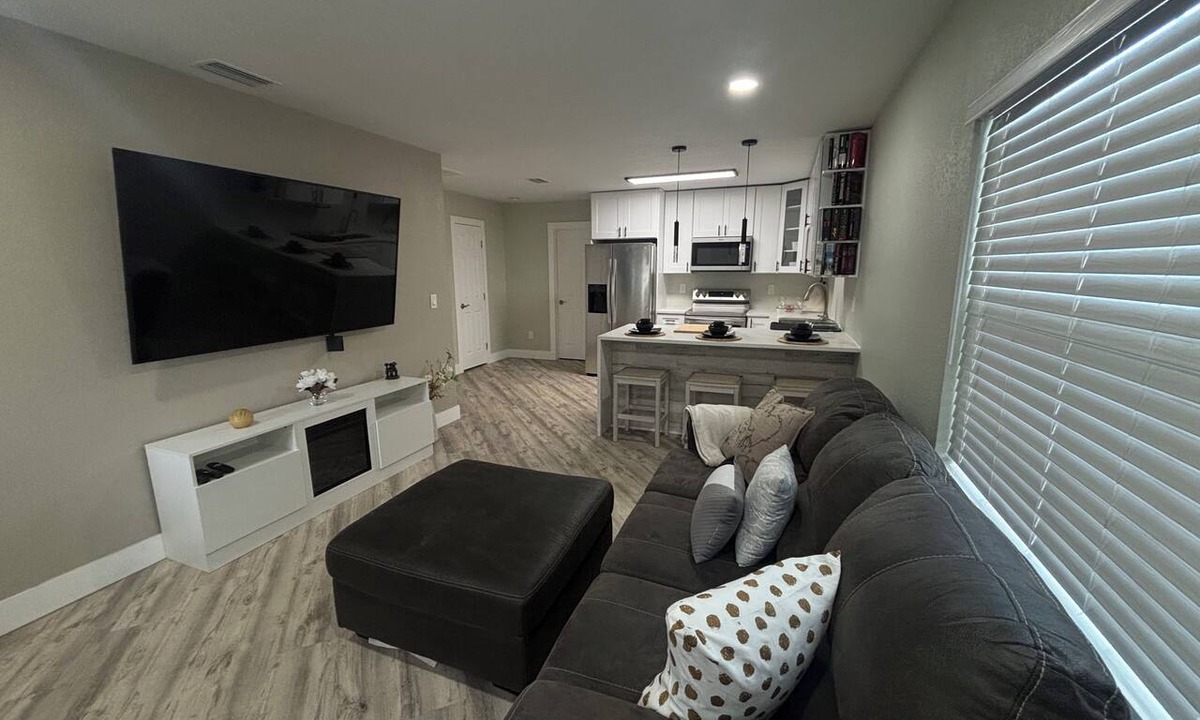 Tampa Hotel | Cozy 2-bedroom house in peaceful Tampa with AC