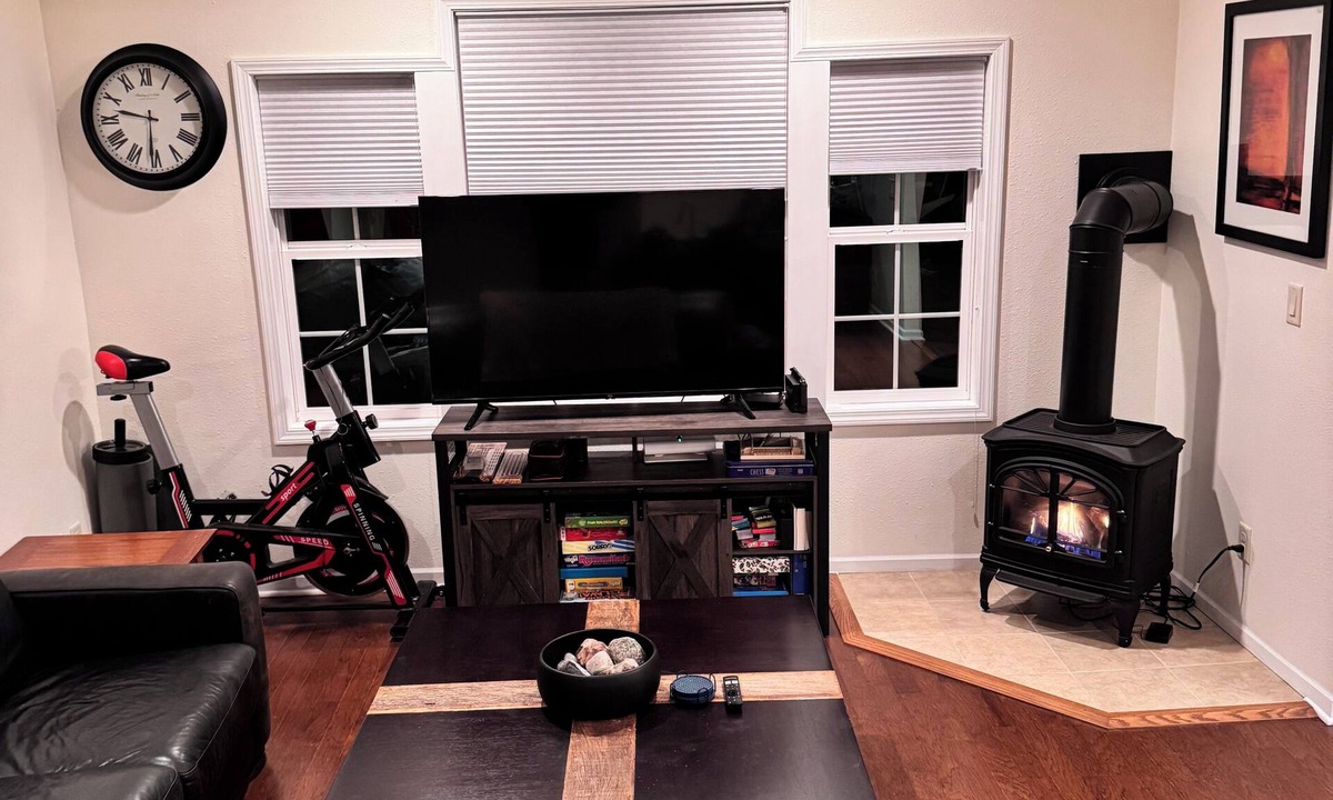 Mindoro House | Cozy 2-bedroom, lofted house in fabulous La Crescent with AC
