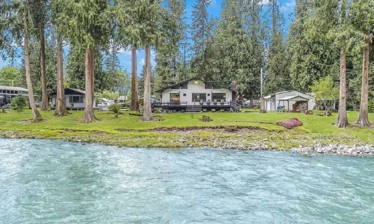 Granite Falls House | Cozy 2-bedroom riverfront house with a hot tub, AC, WiFi