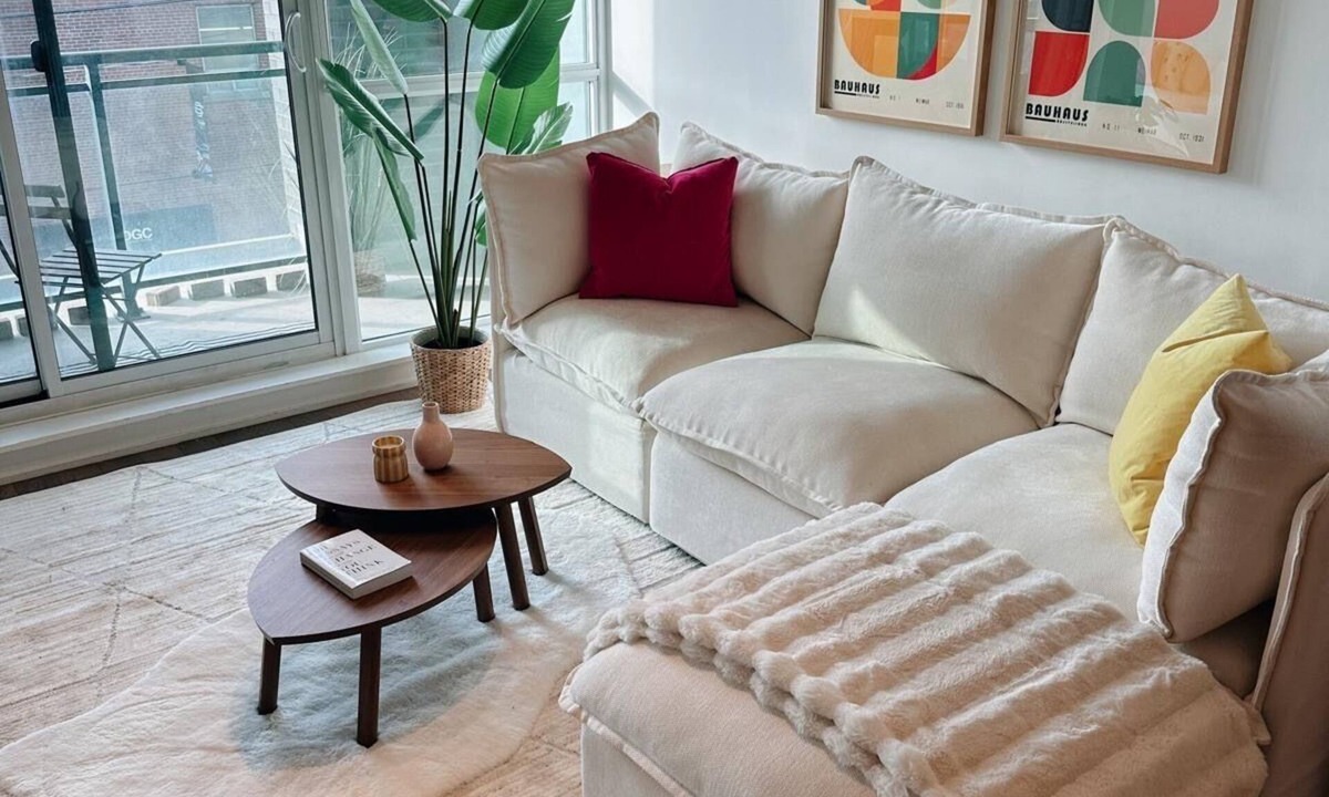 Leslieville Condo | Cozy 2 BR 2 BTH Condo perfect for couples or family in Leslieville Toronto!