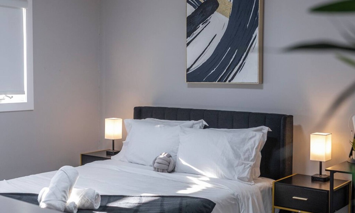 Old Strathcona Apartment | Cozy 2-Level Loft | Prime Downtown | Walk to Whyte+UofA Hospital | Free Parking!