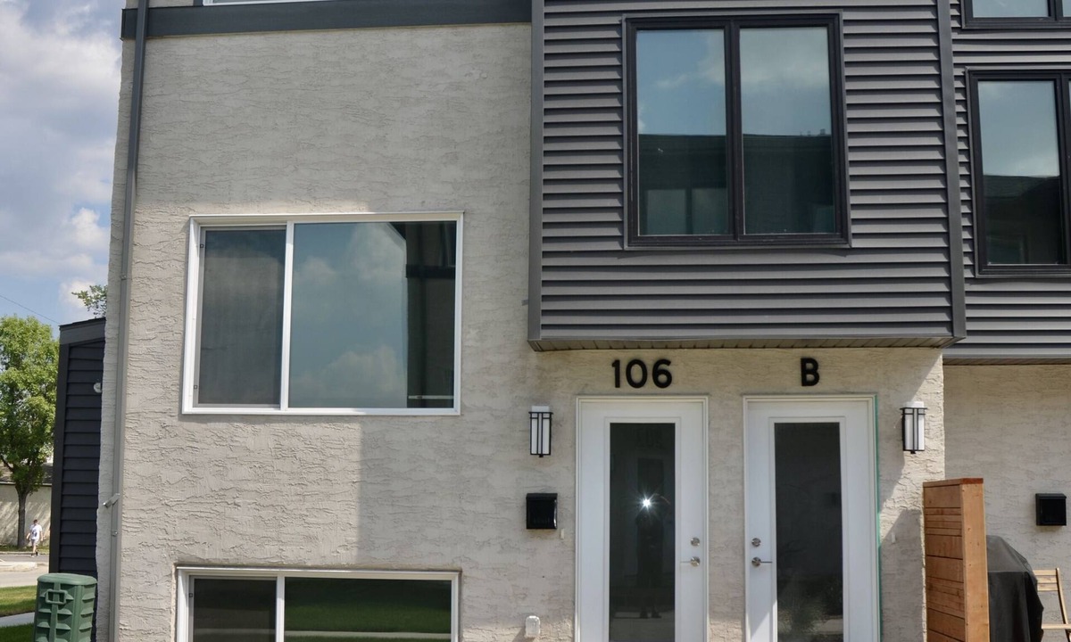 Winnipeg Condo | Cozy 2 story condo short drive to downtown, and Osborne strip!