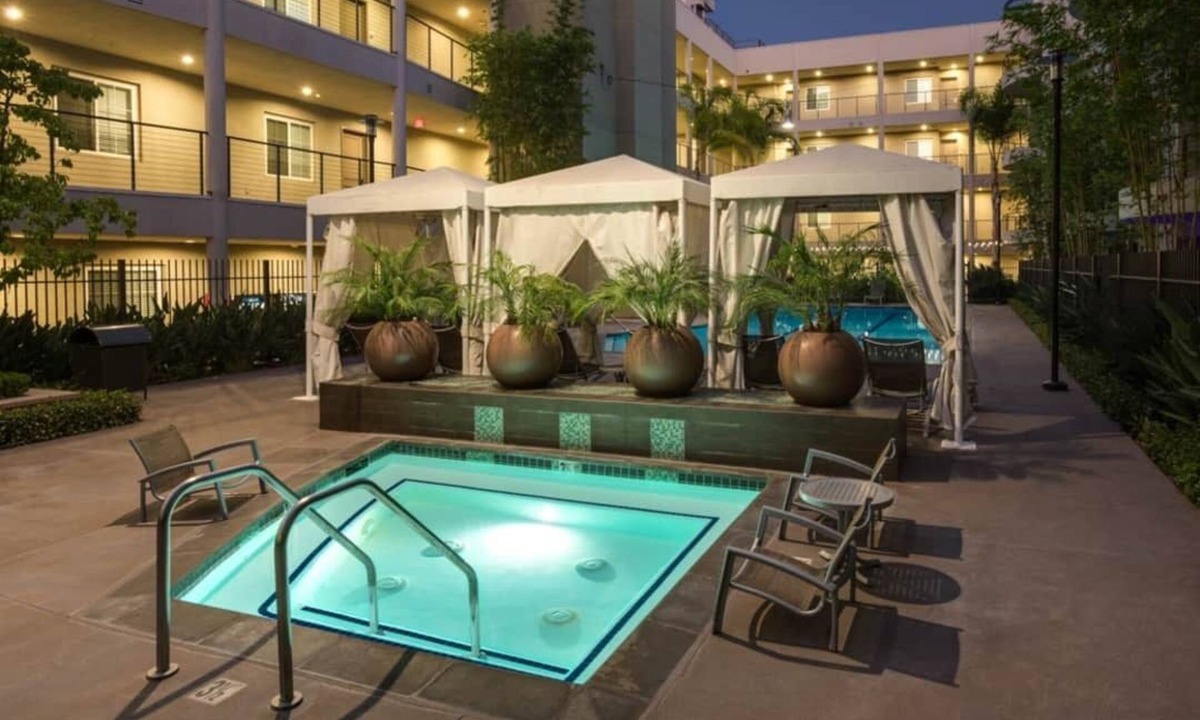 Airport Area Apartment | Cozy 2BD Large king & queen bed heart of Irvine