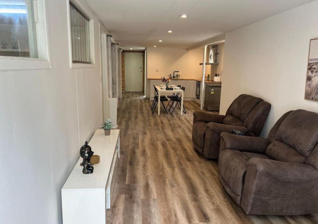 Indooroopilly House | Cozy 2Beds Studio witch Kitchen Laundry near Zoo and Mall