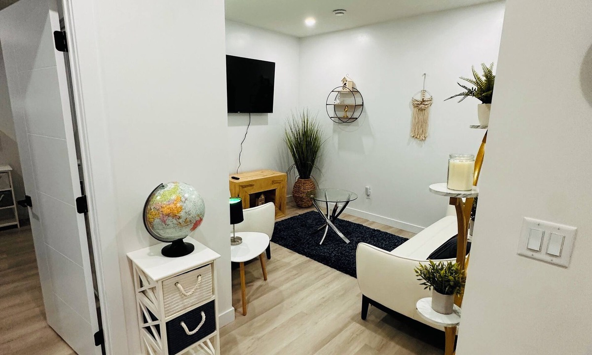 Southeast Edmonton Apartment | Cozy, 2BR apt., fully furnished!