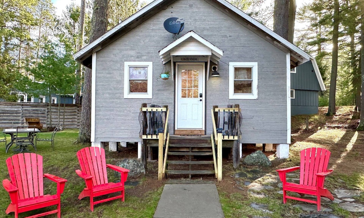Eagle River Cottage | Cozy 2br Cabin Catfish Lake, Eagle River Chain, THE EVERETT