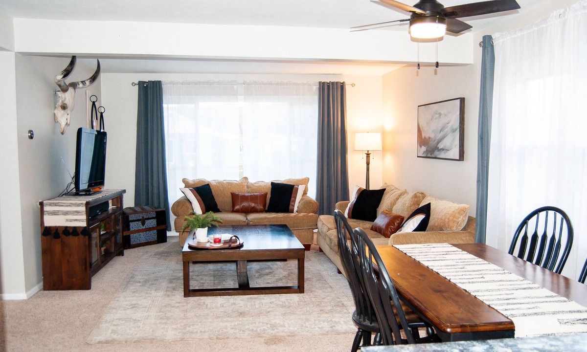 Akron House | Cozy 2BR Getaway