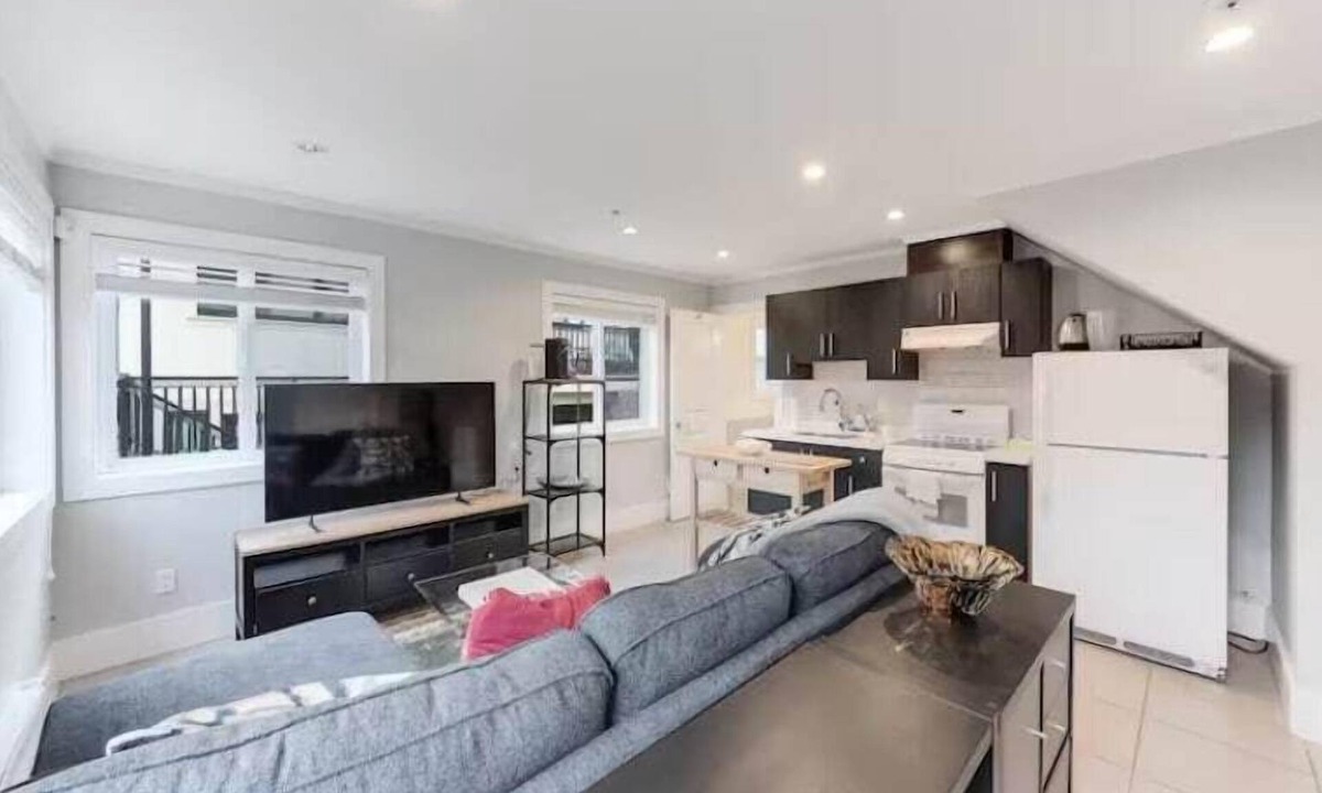 Oakridge Apartment | Cozy 2BR in Marpole | Near YVR, Oakridge & Transit