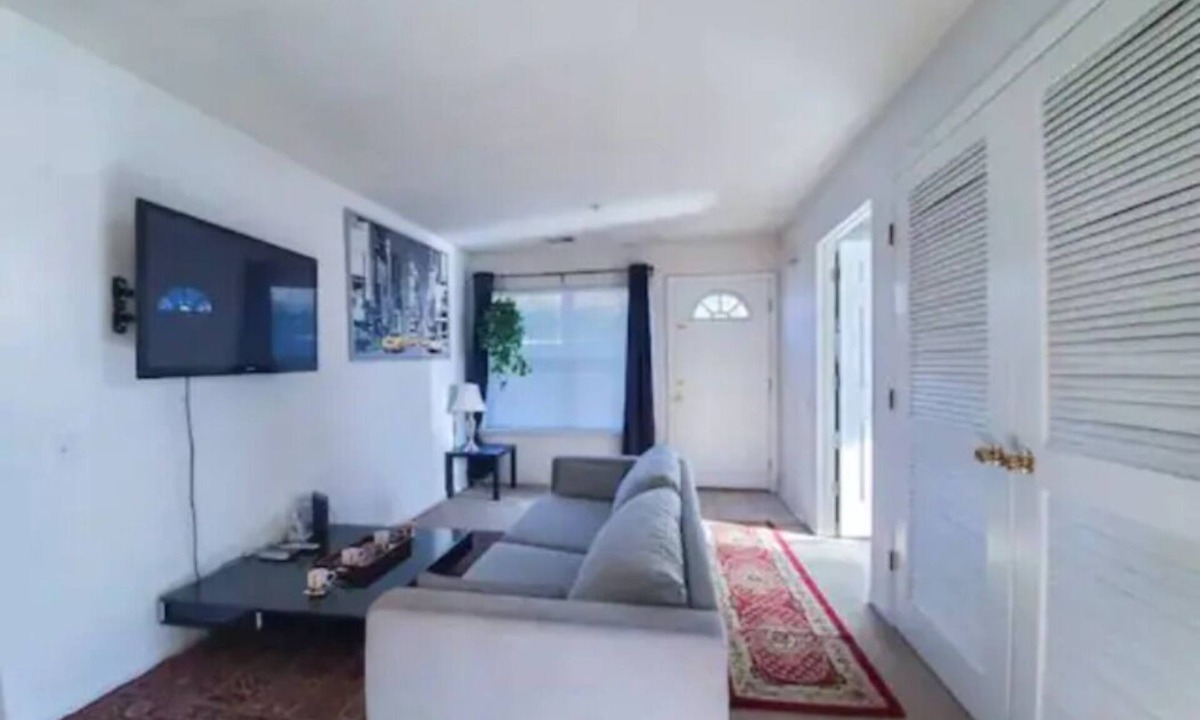 Iselin Apartment | Cozy 3 bed 2 full bath first floor apartment washer dryer 10 minutes to station