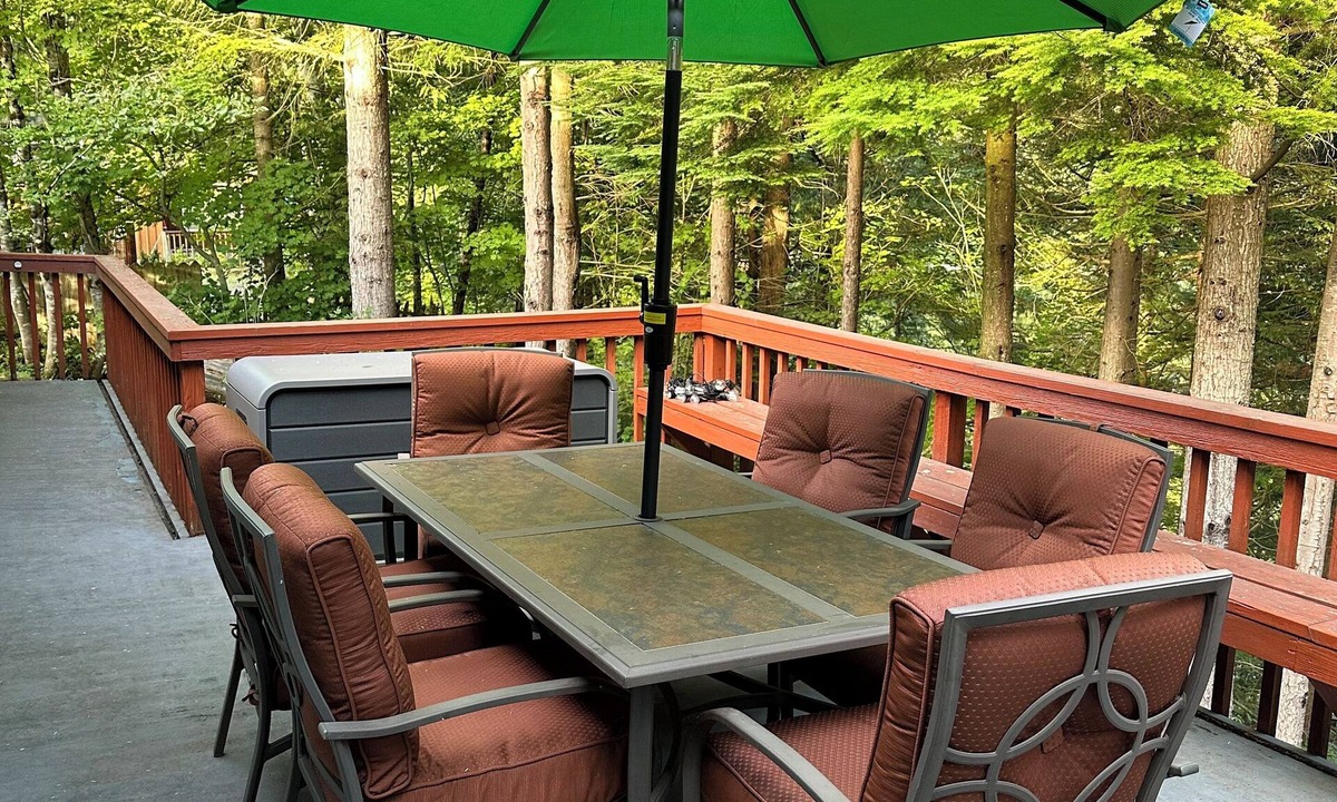 Enumclaw Ski Chalet | Cozy 3-bedroom lakeside chalet near Enumclaw