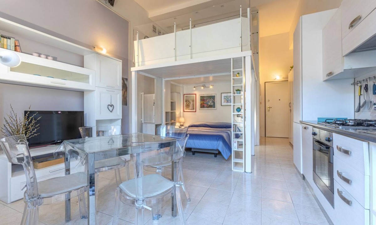 Bolognina House | Cozy 39m2 studio, ideal for an adult and a child up to 10 years old, located on the ground floor in lively Bolognina district. The location is strategic: the Fair, Tecnopolo & ring road are easily reachable, as are Central Station, the new Municipality h