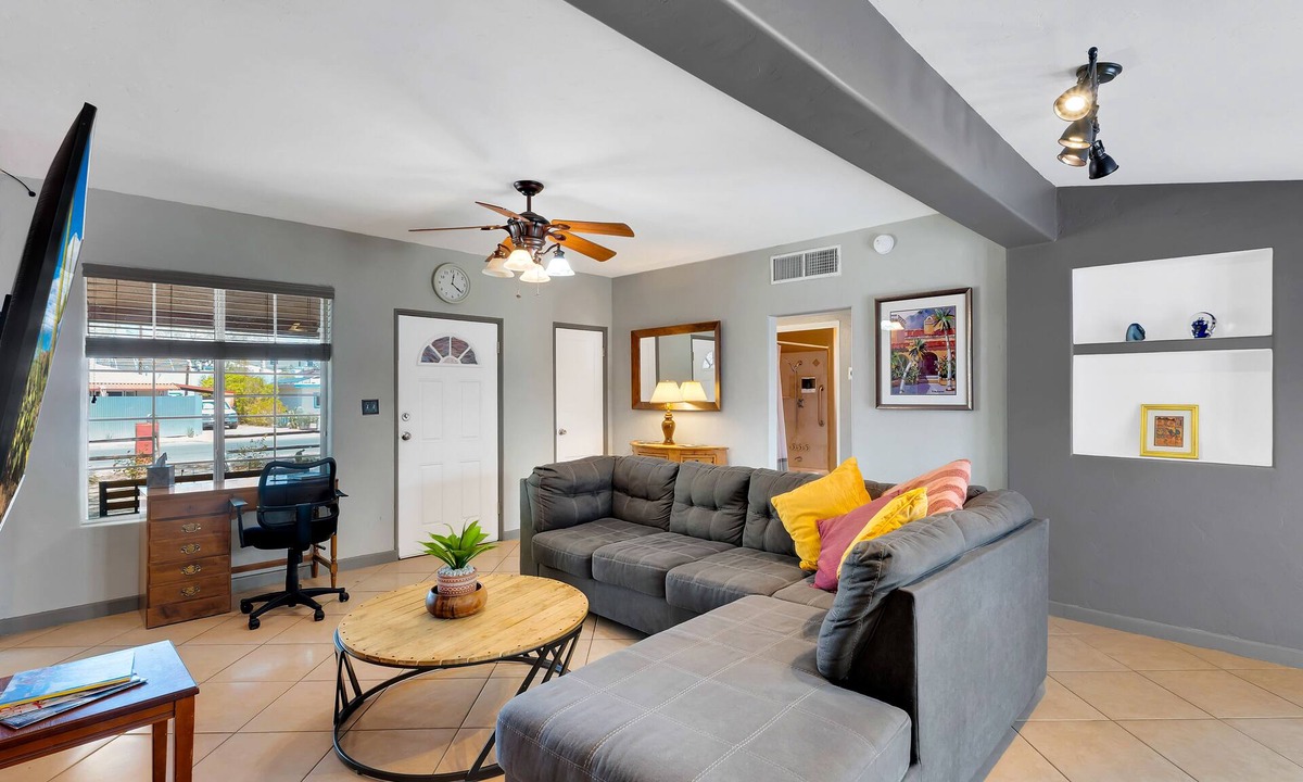 Peter Howell House | Cozy 3br 2bath with and Fully Fenced Yard !
