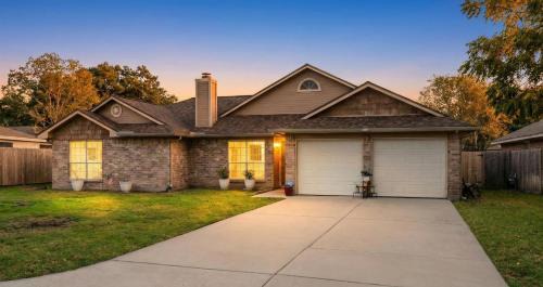 Dickinson House | Cozy 3BR Home Escape, Modern & Serene
