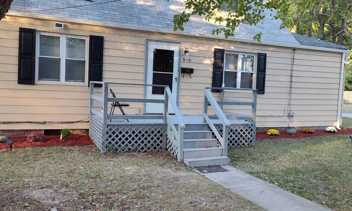 Norfolk House | Cozy 5-bdrm hm, Loaded Kitchen, w/Patio Deck & Grill, WiFi in pleasant Norfolk