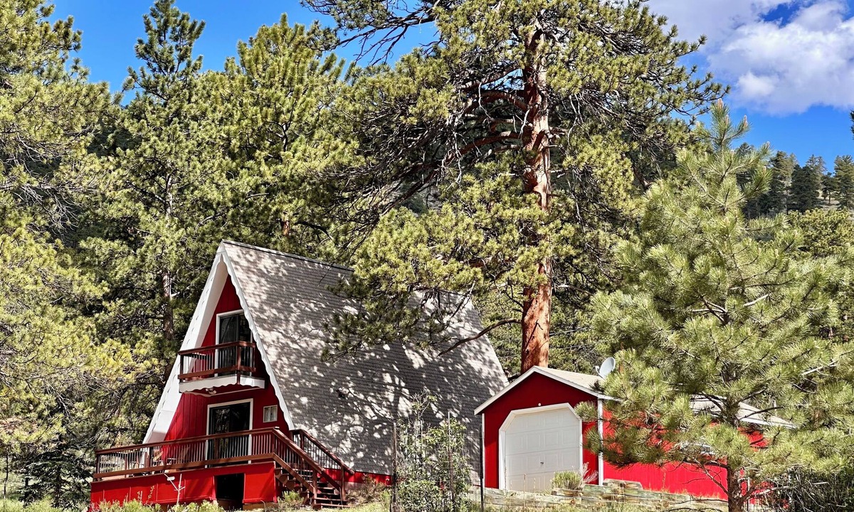 Estes Park House | Cozy A-Frame! 2 Bedroom 1 Bath Close to YMCA and RMNP- Dogs OK!