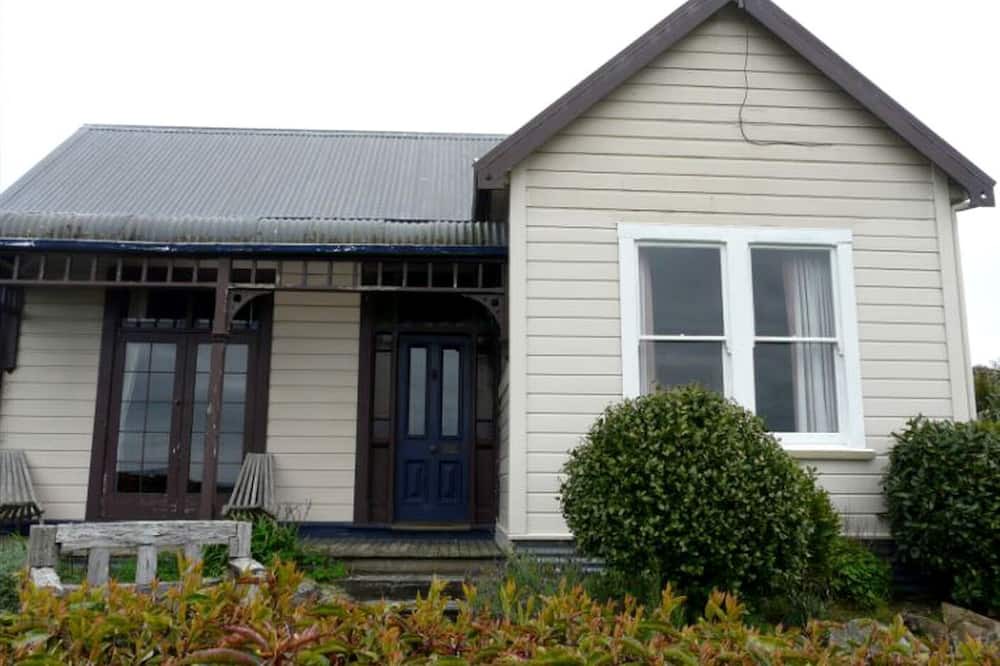 Papatowai Cabin | Cozy Accommodation with Panoramic Views near the Otago Peninsula, New Zealand