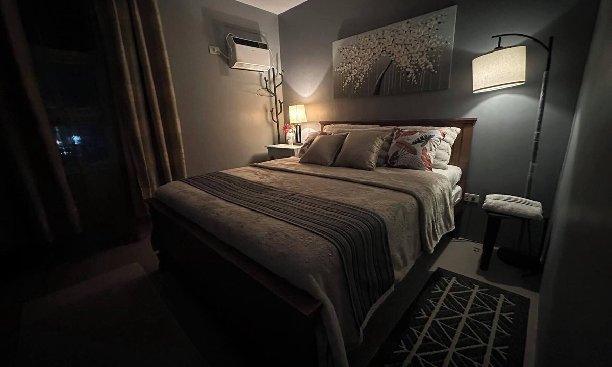 Dau House | Cozy and Charming 2-bedroom townhouse located near Clark and Malls free parking