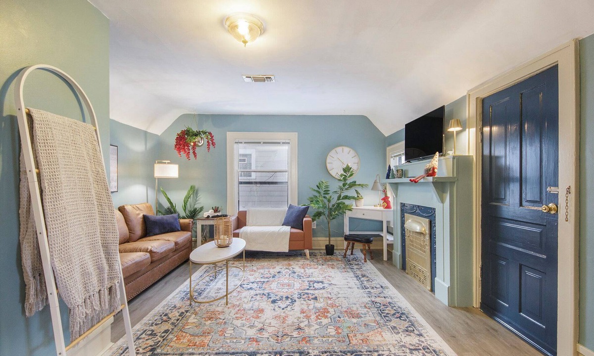 Easttown Apartment | Cozy and charming 2-bedroom Apartment in Grand Rapids with AC