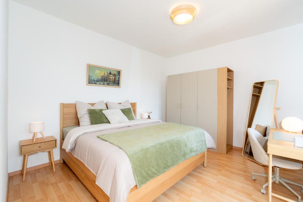 Nausslitz Apartment | Cozy Apartment with Home Cinema & Balcony