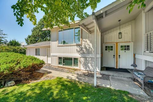 Kennewick House | Cozy Apt w/Private Deck, 2 Mi to Toyota Center!