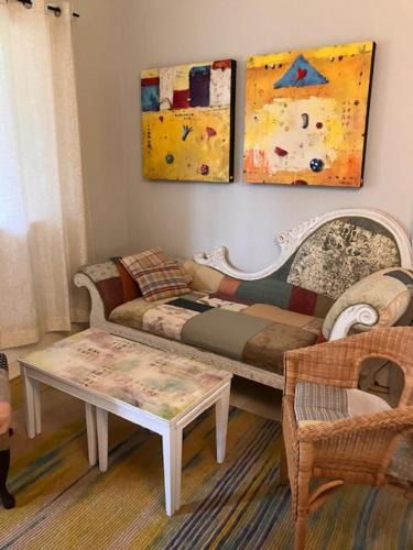 Powell River House | Cozy ,artistic cottage in a garden setting close to the beach and hiking trails.