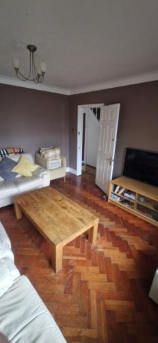 London Borough of Ealing House | Cozy at Slim's