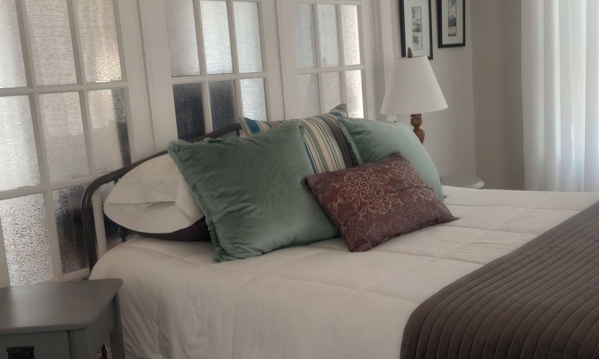 Pipestone House | Cozy Basecamp: Big Comfort in a Small Home, Perfect for Exploring SW Minnesota