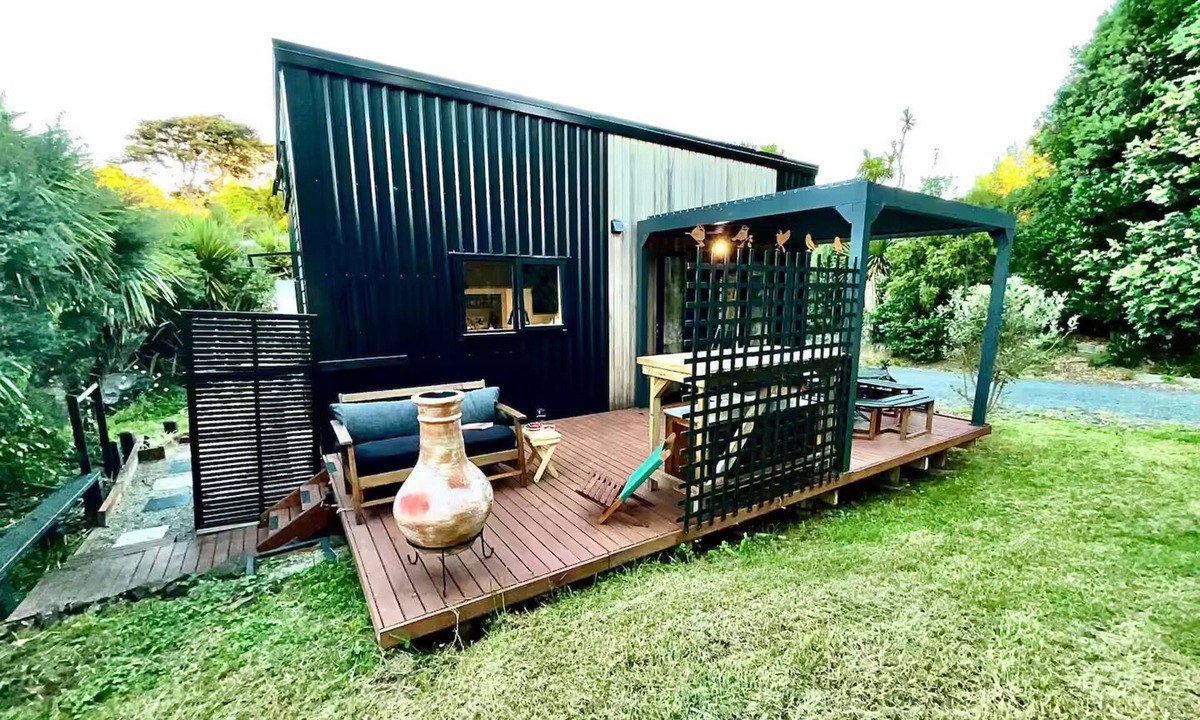 Raglan Cabin | Cozy Beach Tiny House – Where tranquility and comfort meets relaxed surf vibes