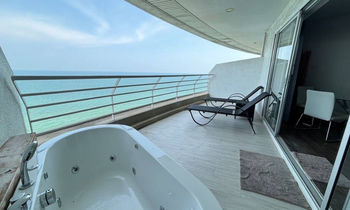 Cha-am Condo | Cozy Beachfront Condo With Jacuzzi On Balcony