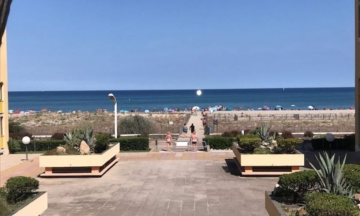 Le Barcares Apartment | Cozy Beachfront Studio Cabin for 4 in Port Barcarès, Near Shops & Aqualand