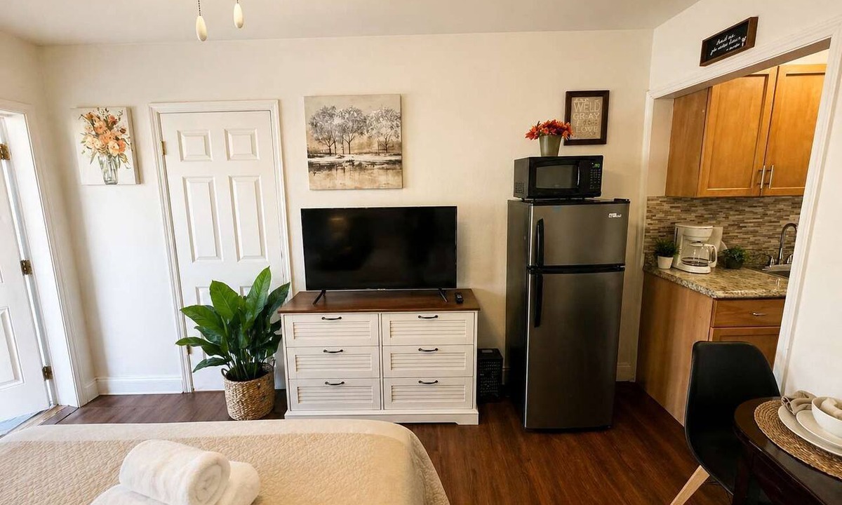 Hollywood South Central Beach Apartment | Cozy Beachside Studio for Solo Travelers & Couples