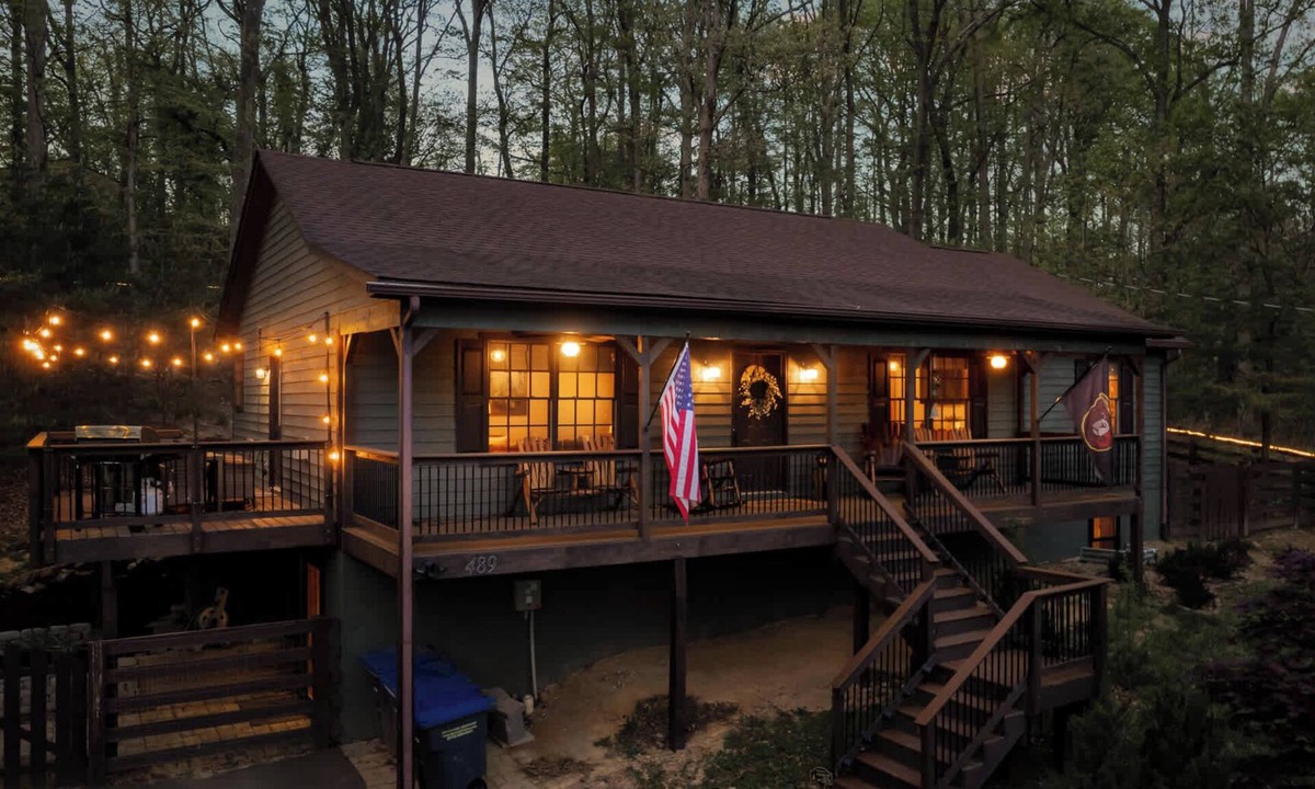 Front Royal Cabin | Cozy Bear Cabin | Hot Tub, Fenced Yard, Game & Theatre Rooms + THREE KING BEDS!