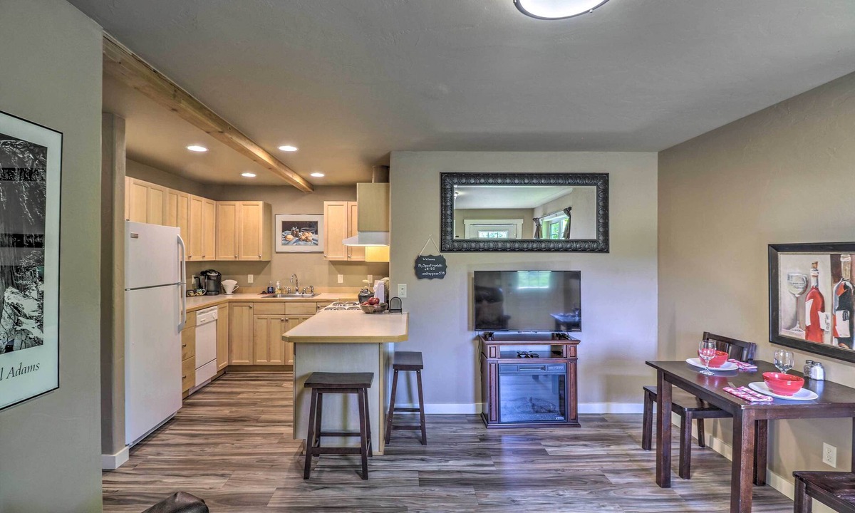 Bigfork Apartment | Cozy Bigfork Escape: Walk to Bigfork Harbor!