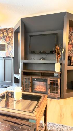 Marda Loop Apartment | Cozy boho downtown apartment