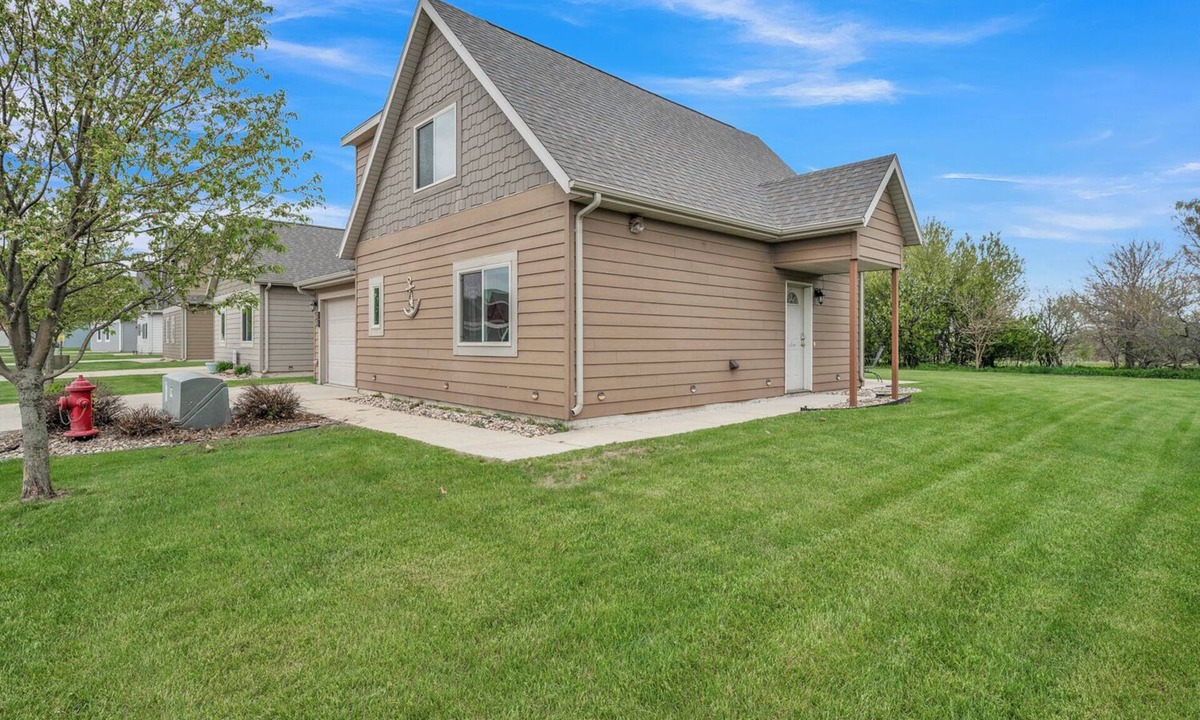 Arnolds Park Cabin | Cozy Bridge Bay Cabin with Private Back yard