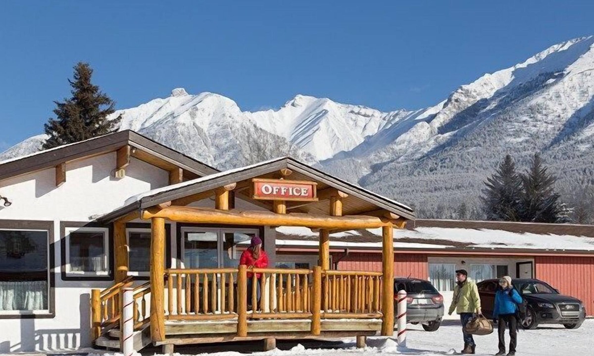 Canmore Apartment | Cozy + Bright Canmore Room | Great Value!