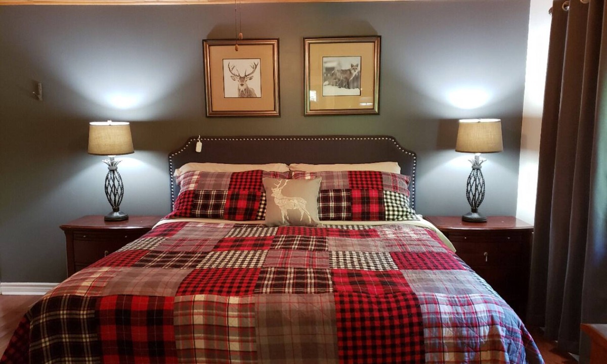 Lafontaine House | Cozy Bungalow - Sauna, Wood Stove, Close to Trails