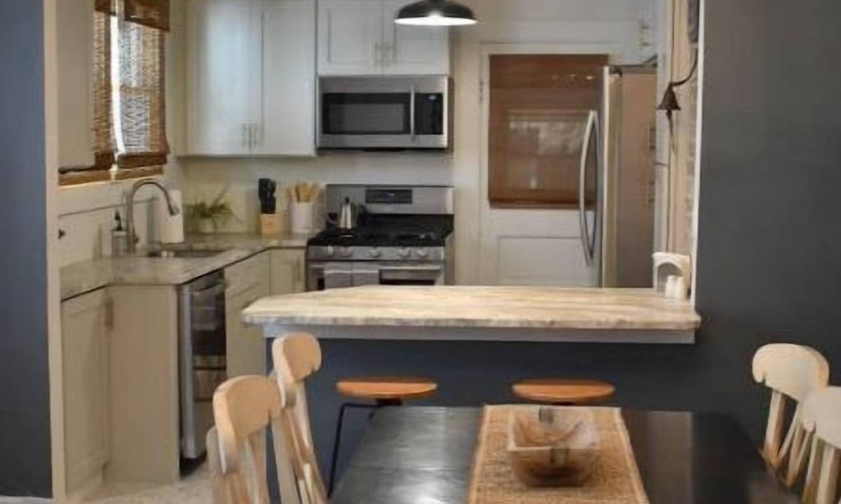 Ludlow House | Cozy bungalow with chef's kitchen near Cincinnati
