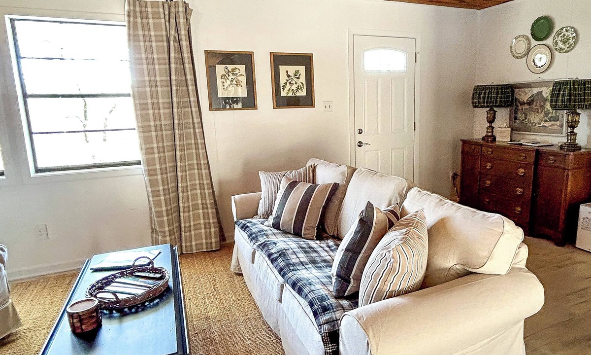 Marble Falls Cabin | Cozy Cabin, Central AC, 5 Min. to Buffalo River, Pets & Families Welcome!