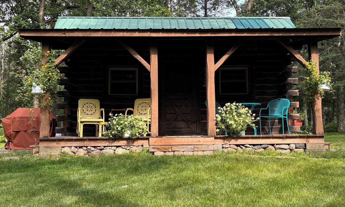 Park Rapids Cabin | Cozy cabin for 2 on Shipman Lake. Peace and tranquility surround you.