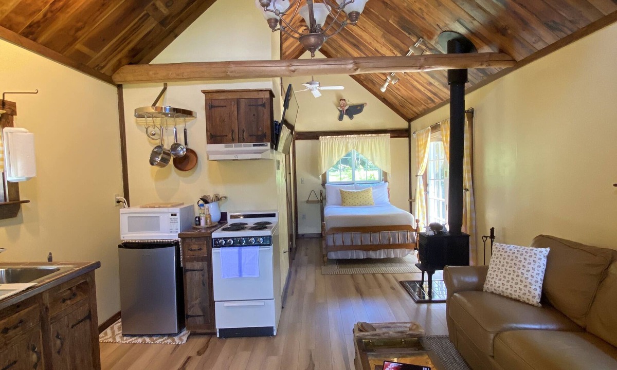 Northfield Cabin | Cozy Cabin + Hot Tub 30mins to Lakes & Trails