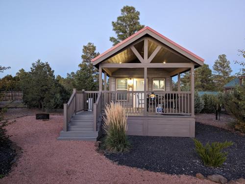 Heber House | Cozy Cabin in a fun mini cabin resort!