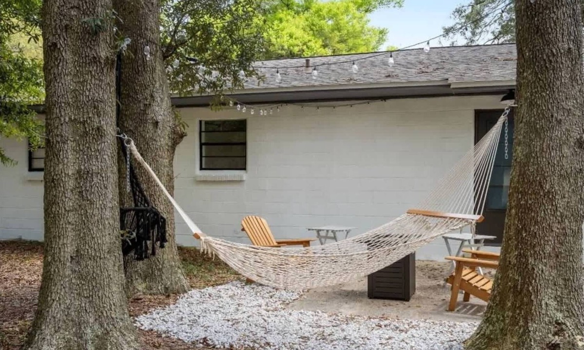 West Pensacola House | Cozy cabin w/fire pit & BBQ
