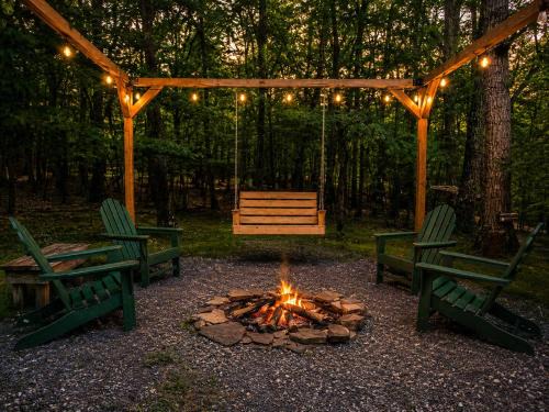 Berkeley Springs House | Cozy Cabin w Hot Tub Fire Pit & Loft Getaway
