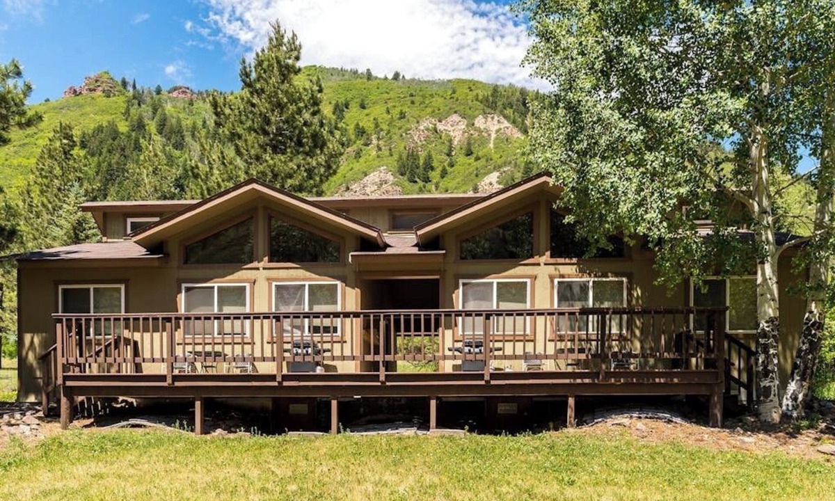 Carbondale Cabin | Cozy cabin w/shared natural hot spring hot tub - nature preserve across river