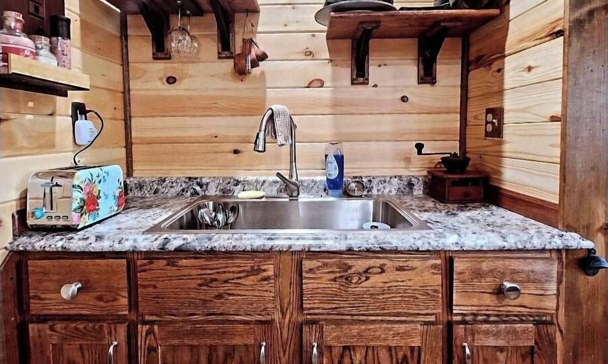 Dover Cabin | Cozy Cabin with 1 bedroom and WiFi close to Augusta & Maysville Kentucky