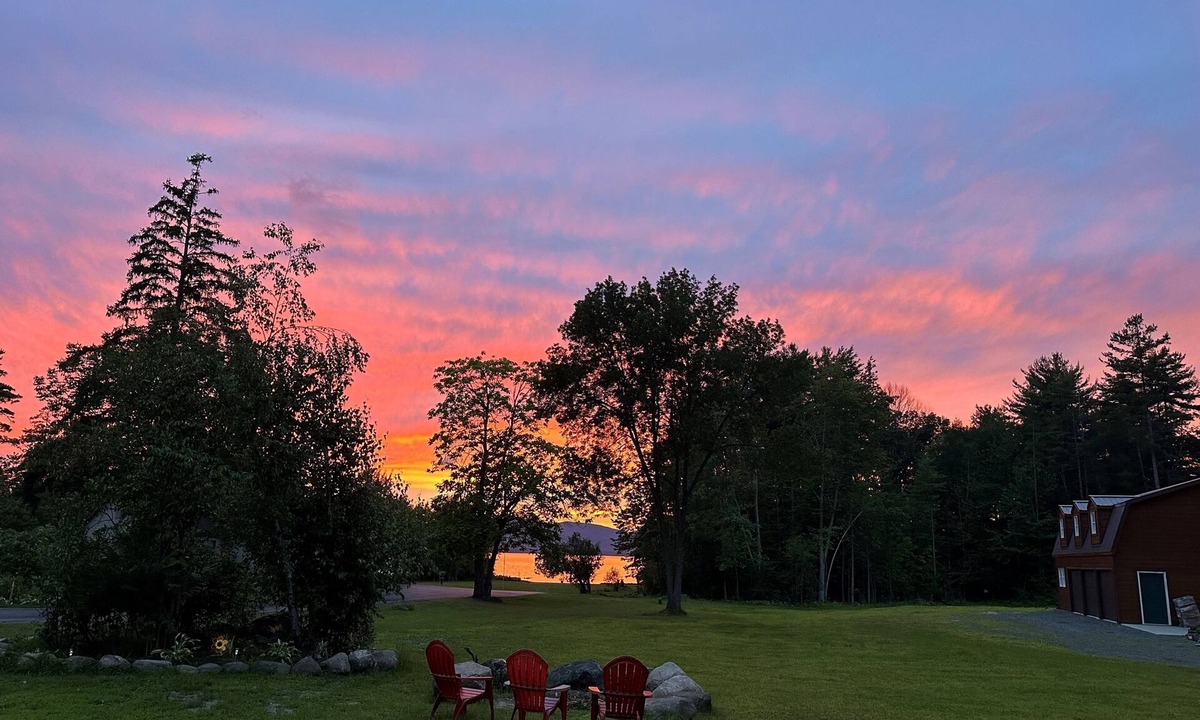 Broadalbin House | Cozy cabin with 165ft private beach area - on The Great Sacandaga Lake.
