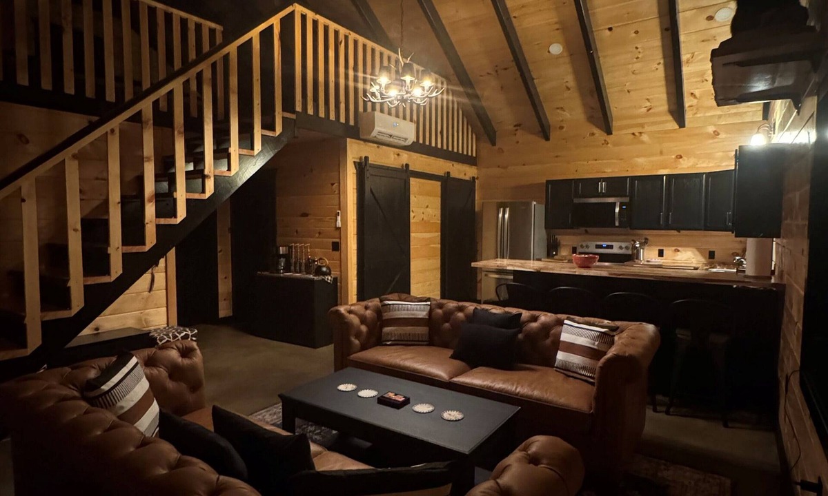 Benezette Cabin | Cozy cabin with in the heart of Benezette, 1 mile from viewing center.