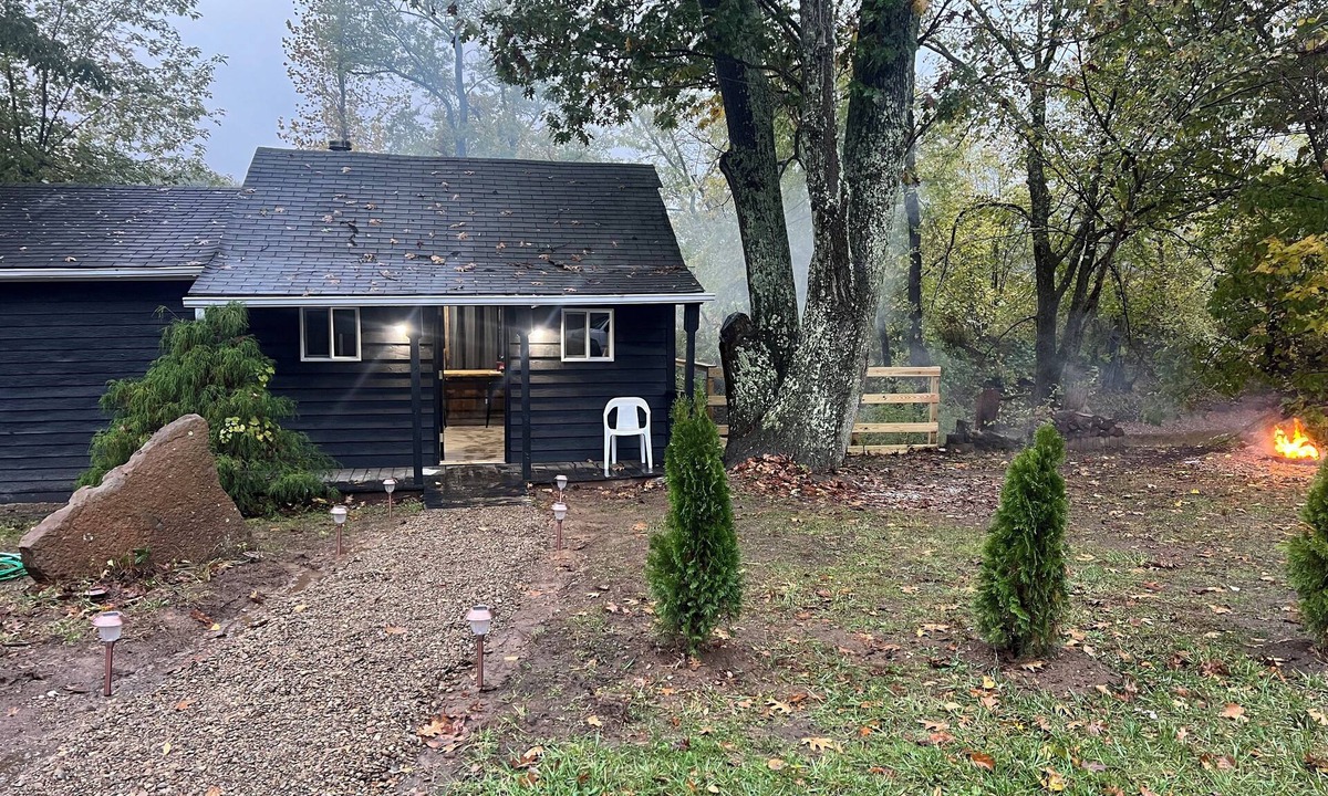 Coshocton Cabin | Cozy cabin with WiFi and AC in welcoming Willcreek River